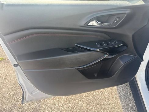 Used 2025 Chevrolet Trax RS FWD image 17