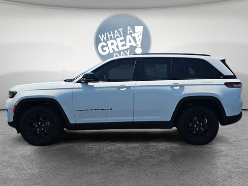 Used 2024 Jeep Grand Cherokee Altitude AWD/4WD image 7