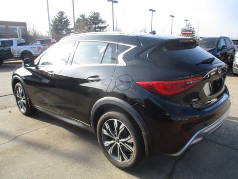 Used 2018 INFINITI QX30 Essential AWD 4dr Crossover (m image 4