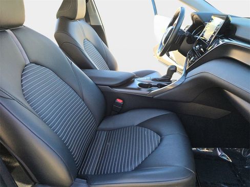 Used 2024 Toyota Camry SE image 12