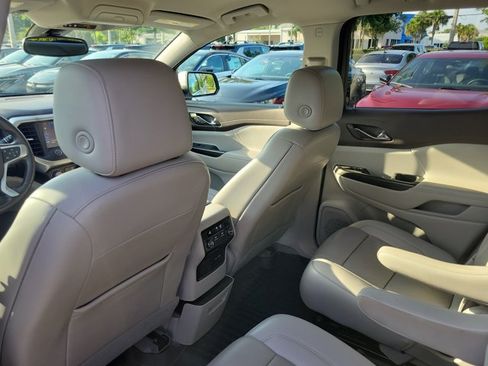 Used 2021 GMC Acadia SLT FWD image 12
