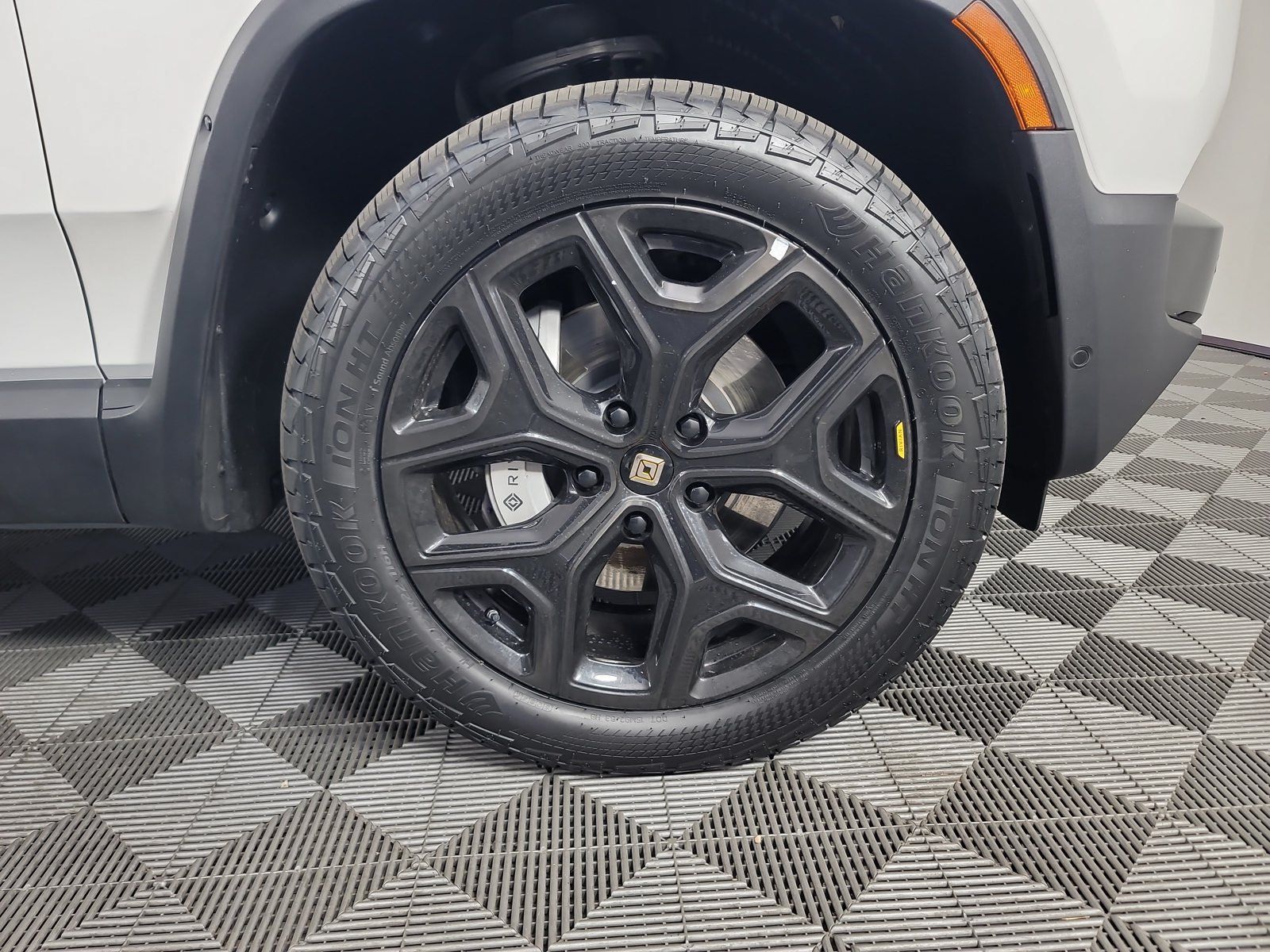 Used 2024 Rivian R1T Adventure Dual AWD/4WD image 11