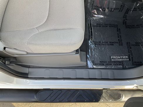 Used 2021 Nissan Frontier SV w/ Midnight Edition Floor Mats image 60