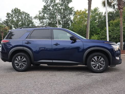Used 2024 Nissan Pathfinder SV FWD image 5