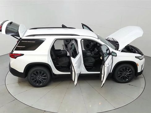 Used 2023 Chevrolet Traverse RS FWD image 43