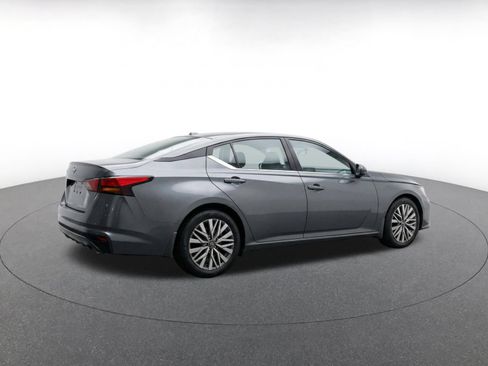 Used 2025 Nissan Altima 2.5 SV FWD image 9