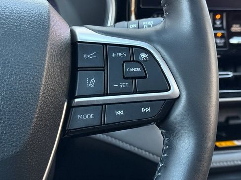 Used 2024 Toyota Highlander Limited image 31