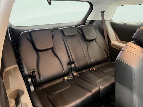 Used 2025 Kia Carnival EX image 9