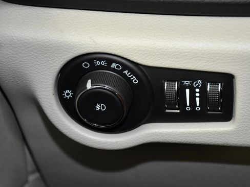 Used 2024 Chrysler Pacifica Touring-L FWD image 35