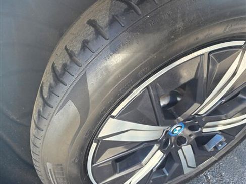Used 2023 BMW iX xDrive50 w/ Sport Package AWD/4WD image 6