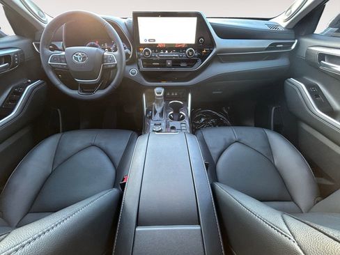 Used 2025 Toyota Highlander Limited image 13