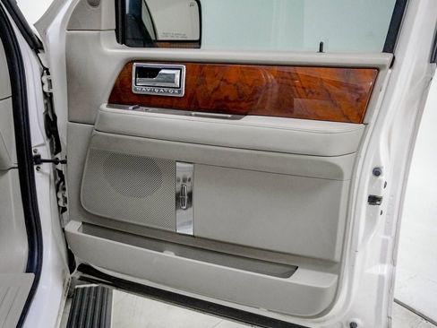 Used 2011 Lincoln Navigator L 4WD image 33