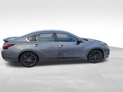 Used 2018 Nissan Altima 2.5 SR w/ SR Midnight Edition image 9