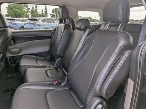 Certified 2026 Kia Carnival FWD image 17