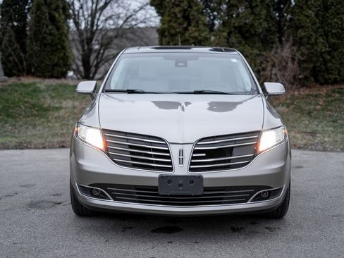 Used 2018 Lincoln MKT AWD image 2