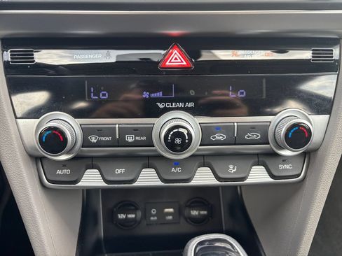 Used 2020 Hyundai Elantra SE FWD image 13
