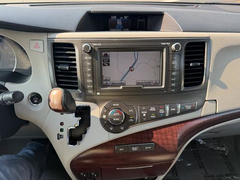 Used 2011 Toyota Sienna XLE w/ Premium Pkg FWD image 13