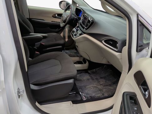 Used 2022 Chrysler Voyager LX image 15