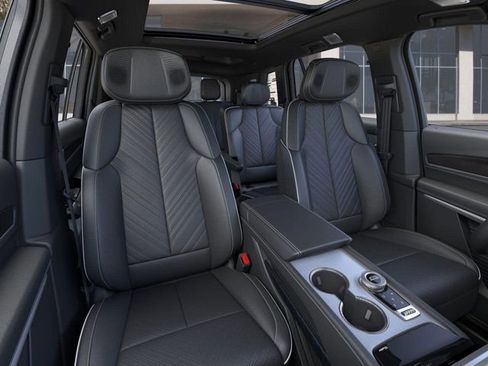 New 2026 Cadillac Vistiq Platinum image 16