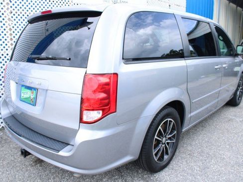Used 2017 Dodge Grand Caravan SE FWD image 4