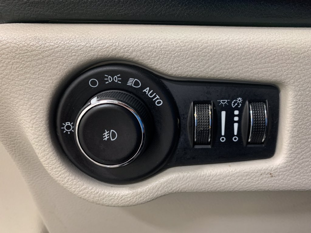 Used 2020 Chrysler Pacifica Touring-L FWD image 28