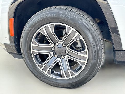 Used 2024 Jeep Wagoneer L Series II w/ Flexible Seating Group RWD image 43