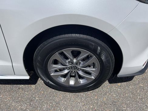 Used 2024 Toyota Sienna XLE w/ XLE Plus Package AWD/4WD image 15