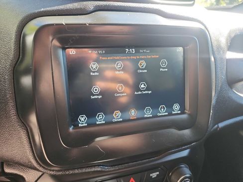 Used 2018 Jeep Renegade Latitude image 21