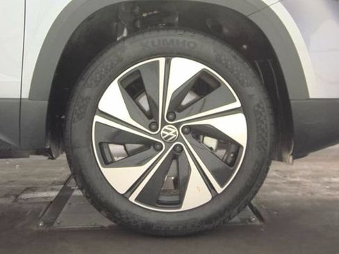 Used 2025 Volkswagen Taos SE AWD/4WD image 19
