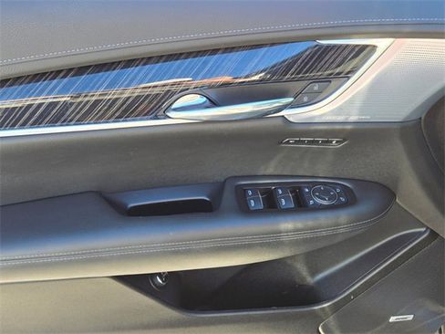 Used 2025 Cadillac XT6 Premium Luxury image 26