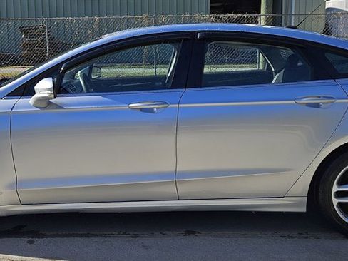 Used 2013 Ford Fusion SE image 2