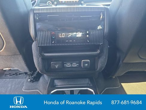 Used 2024 Jeep Wagoneer Series III AWD/4WD image 31