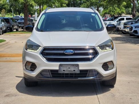 Used 2019 Ford Escape SE FWD image 2