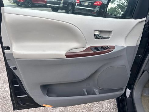 Used 2012 Toyota Sienna XLE FWD image 17