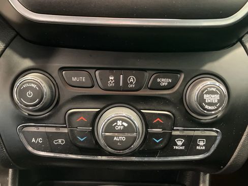 Used 2020 Jeep Cherokee Trailhawk w/ Cold Weather Group image 16