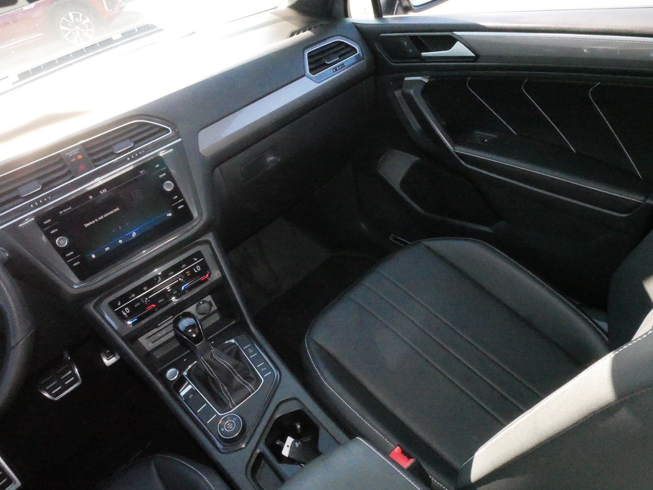 Certified 2024 Volkswagen Tiguan SE R-Line AWD/4WD image 11
