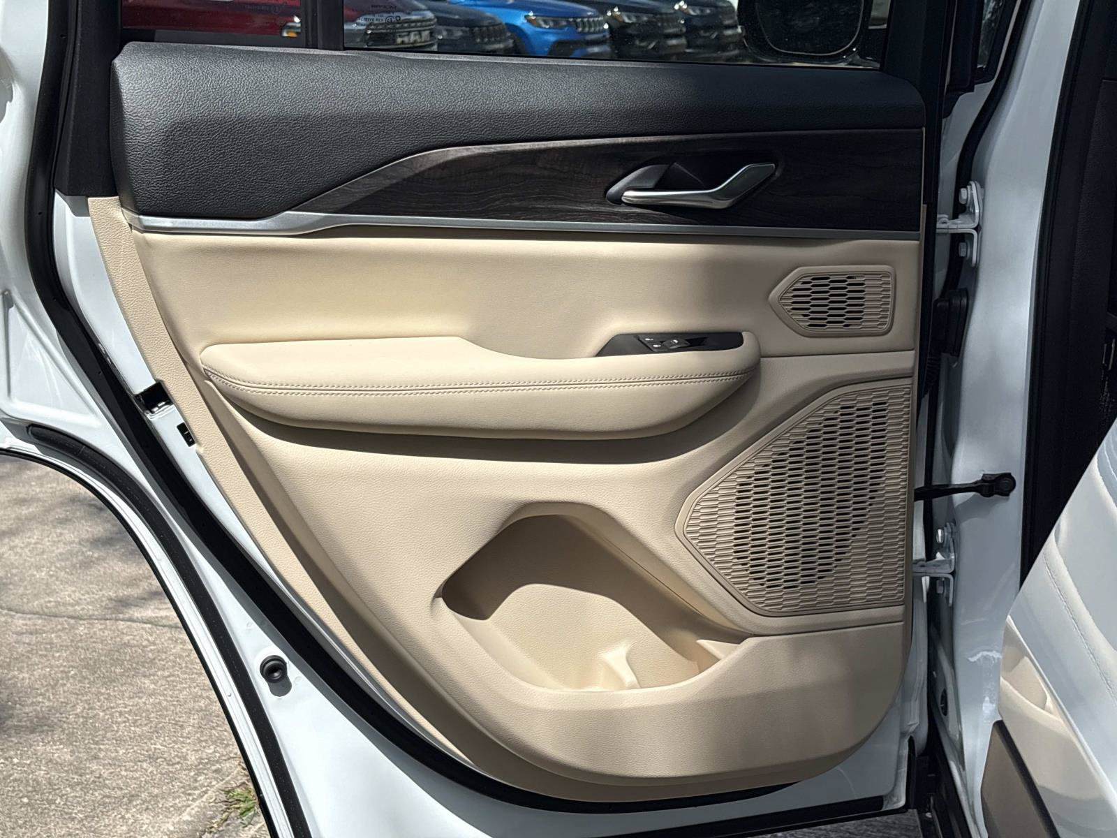 New 2027 Jeep Grand Cherokee Limited RWD image 11