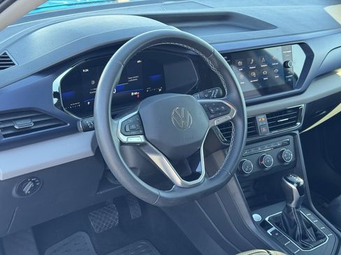Used 2022 Volkswagen Taos SE image 4