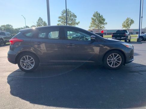 Used 2017 Ford Focus SE FWD image 2