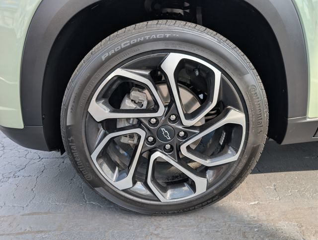Used 2024 Chevrolet Trax RS w/ Sunroof Package FWD image 28