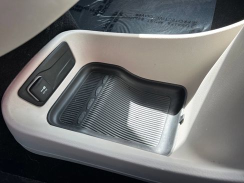 Used 2024 Chrysler Pacifica Touring-L FWD image 39