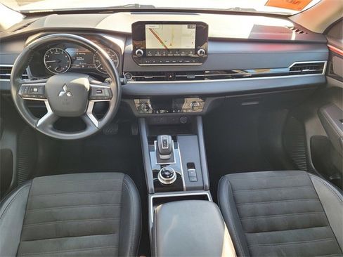 Used 2024 Mitsubishi Outlander SE image 10