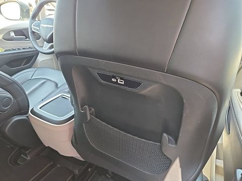 Used 2023 Chrysler Pacifica Touring-L FWD image 74
