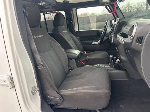 Used 2018 Jeep Wrangler Unlimited Sahara w/ Connectivity Group AWD/4WD image 10