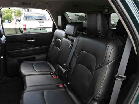 Used 2025 Nissan Pathfinder SL FWD image 17