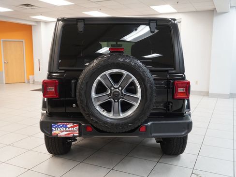 Used 2018 Jeep Wrangler Unlimited Sahara AWD/4WD image 8