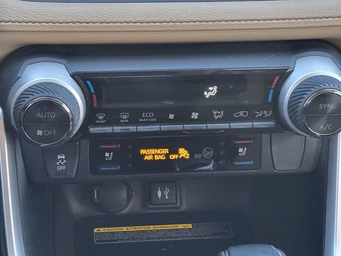 Used 2019 Toyota RAV4 Limited image 31