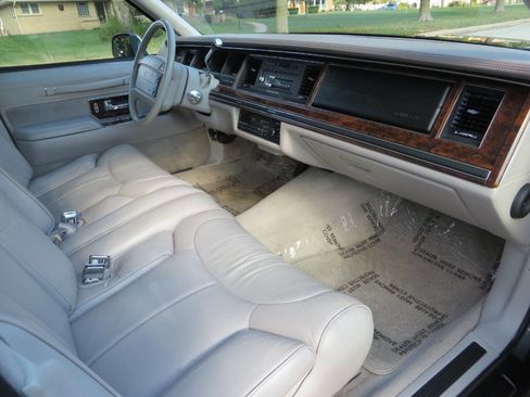 Used 1992 Lincoln Town Car Signature image 14