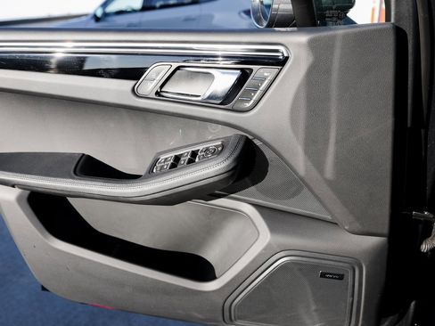 Certified 2025 Porsche Macan image 24