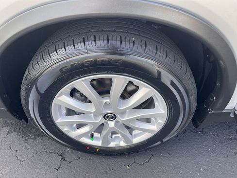 Used 2018 Nissan Rogue SV image 10